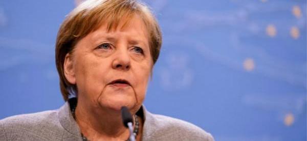 德国总理默克尔握手遭拒 疫情改变“见面礼”