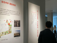 在美术馆感受“先觉醒”的故事。金桥开发区举行30周年巡展