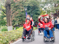 寻找红色标志，以促进爱国情怀，“爱在上海”残疾人融合定向比赛开始