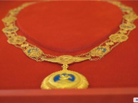 微录习近平为柬埔寨王太后莫尼列举行了中华人民共和国“友谊勋章”颁奖仪式