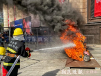 今天在“119消防宣传月”主会场，他们烧了一辆电动自行车！