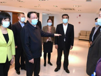 在上海抗疫治疗主战场，李强安慰一线医护人员，鼓励他们打造世界级公共卫生平台。