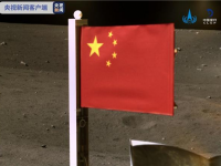 历史性的画面来了！国家航天局公布了嫦娥五号农历国旗展示照片。