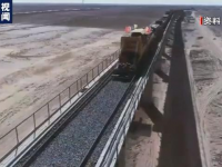新疆两条铁路的开通对西部大开发具有重要意义。