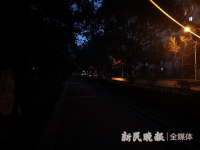 新闻追踪已经暗无天日十几年了，上海数万人社区前面的这条路，年底前就要被照亮了。