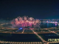 火树银花不夜！2021年新年烟花秀在水滴湖畔闪闪发光。