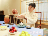 表现工夫茶的色、香、形，见功夫:首届全国职业技能大赛茶艺项目银奖获得者、上海茶艺师常晶，技艺精湛。