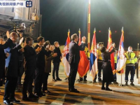 中国援助塞尔维亚专家医疗队受最高礼遇迎接 塞总统亲吻五星红旗
