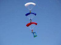 俄罗斯完成世界上首次北极万米高空跳伞