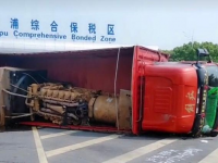 北青公路发生货车侧翻事故 车上装载发电机